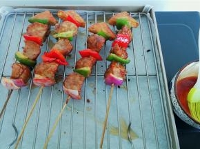 烤制完毕，趁热再涂抹一次料汁即可