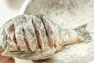 鱼身上抹上盐和五香粉，加葱丝姜丝腌制20分钟，腌好的鱼去掉葱姜擦擀水分，表面铺上淀粉，然后再抖去多余的淀粉。