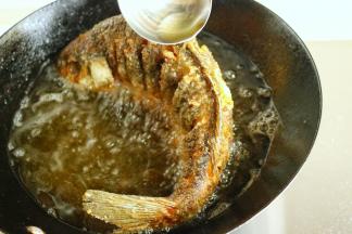 等到鱼形状固定了之后，再把整条鱼放进去炸大约5分钟。