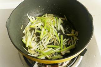 另起锅放入少许花生油，放入刚才腌鱼的葱丝姜丝，多炒一会，等到葱姜变焦黄，捞出来丢弃不用，只留下有葱姜味的油待用。