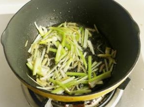 另起锅放入少许花生油，放入刚才腌鱼的葱丝姜丝，多炒一会，等到葱姜变焦黄，捞出来丢弃不用，只留下有葱姜味的油待用。
