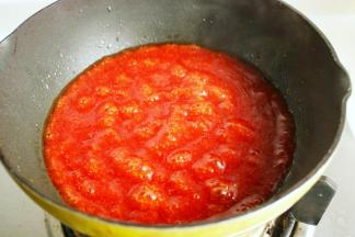 加入红果果家的咕咾汁，煮开至冒泡泡，再炒一会，收汁略粘稠即可。