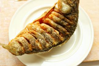 炸好的鱼放入盘子。