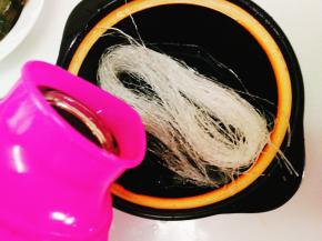 粉丝用开水泡5~10分钟，如果采用冷水泡要30分钟