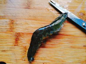 用厨房用的干净剪刀减去虾须虾尾