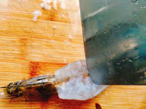 用刀横向将虾身断筋。断筋后再去蒸或者烤，虾肉就不会卷曲了。虾开背就算完成了。