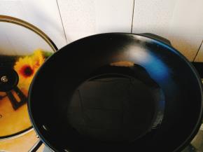 锅里加入大约1匙半的油，