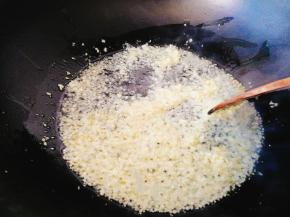 油稍稍热的时候把蒜蓉放进去炒香。如果油太热会把蒜蓉炒糊掉的，所以三四分热就可以了