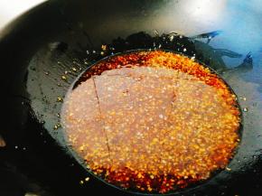 倒入调汁做成蒜蓉汁。（蒜蓉汁不能太少，因为要给10只虾的开背处和粉丝上浇）。