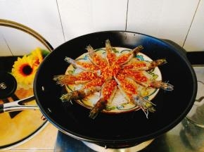 将盘子移入锅里蒸