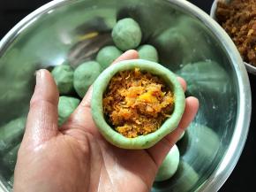 包入25克蛋黄肉松。