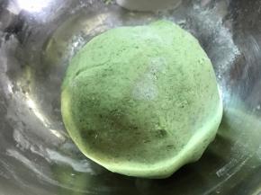 揉成软硬合适不粘手的粉团。