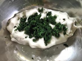 揉成团后加入南瓜叶揉匀。