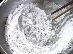 加入开水搅成面絮。