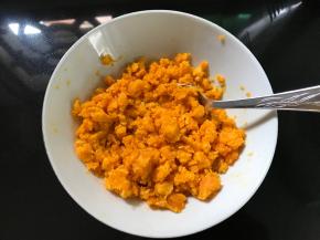 咸蛋黄先蒸熟后捣成泥。