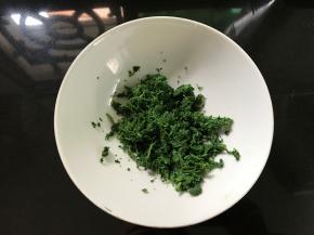 南瓜叶清洗干净后控干水份。