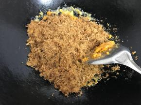 放入肉松一起炒匀。