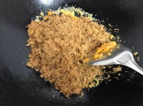 放入肉松一起炒匀。