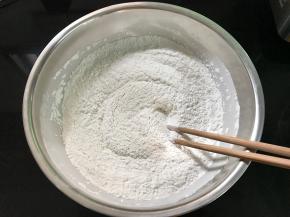 把粉类倒入盆中混匀。