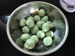 把粉团分成50克一个小剂子。