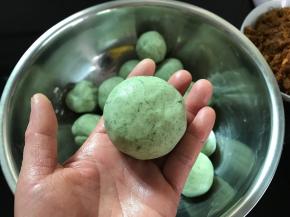 捏紧收口后滚圆。