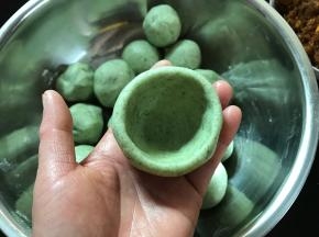 取一个小剂子捏成碗状。