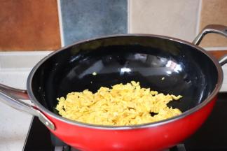 锅中放油烧热，鸡蛋液放进去煎炒翻炒至小块盛碗里