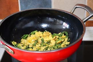 加1g盐翻炒均匀即可出锅