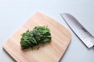 取出沥水切段备用