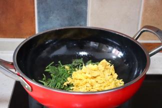 香椿放进去翻炒之后放入鸡蛋