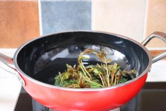 锅中水烧开，香椿放进去烫30秒左右
