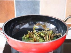 锅中水烧开，香椿放进去烫30秒左右