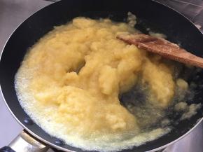 过滤出的渣渣倒入不粘锅中小火加热