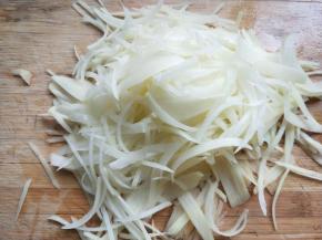 土豆切丝，我为了省事，用工具刮的。