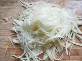 土豆切丝，我为了省事，用工具刮的。