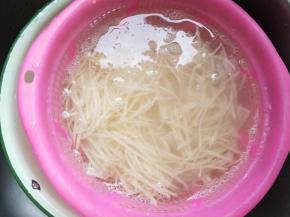 土豆丝放入水中浸泡，泡出淀粉。