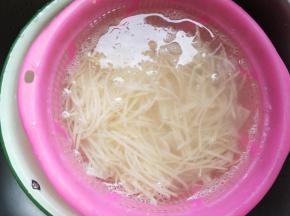 土豆丝放入水中浸泡，泡出淀粉。