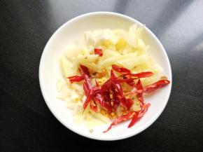 生姜，干辣椒切丝，大蒜切丁。