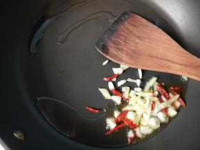 锅内放油，将生姜，大蒜，干辣椒爆香。