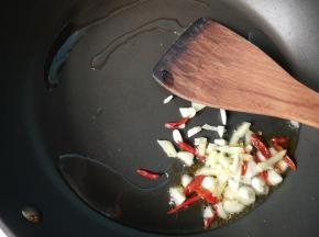 锅内放油，将生姜，大蒜，干辣椒爆香。