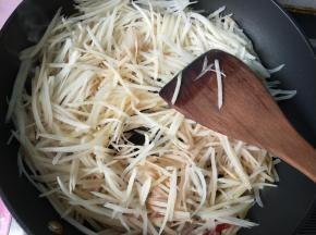 放入土豆丝，翻炒。