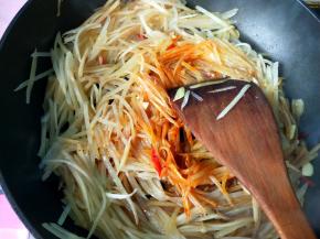 放辣椒油翻炒均匀。