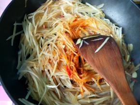 放辣椒油翻炒均匀。