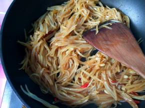 放鸡精，翻炒均匀。