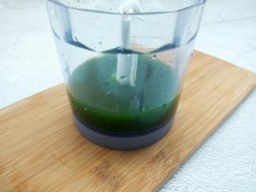 艾草焯水，多清洗几次，再加点凉开水打成汁，过滤一下，取150克汁就可以