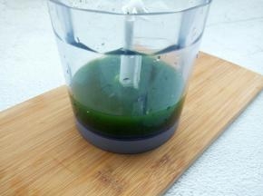 艾草焯水，多清洗几次，再加点凉开水打成汁，过滤一下，取150克汁就可以