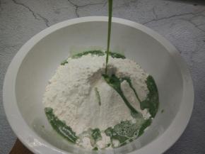 中筋面粉三百克，加一勺盐，慢慢倒入艾草汁，