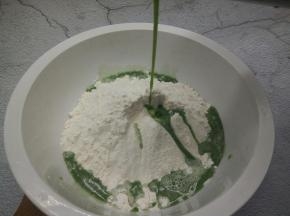 中筋面粉三百克，加一勺盐，慢慢倒入艾草汁，