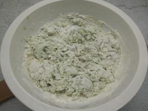 用筷子把中筋面粉搅拌成絮状