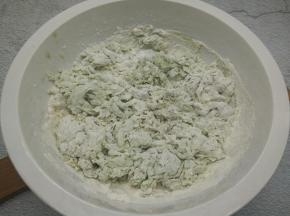 用筷子把中筋面粉搅拌成絮状